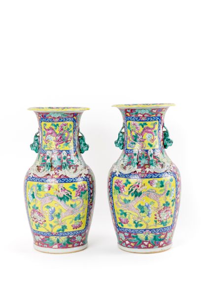 CHINA, 19th century
Pair of porcelain vases
Baluster-shaped,...