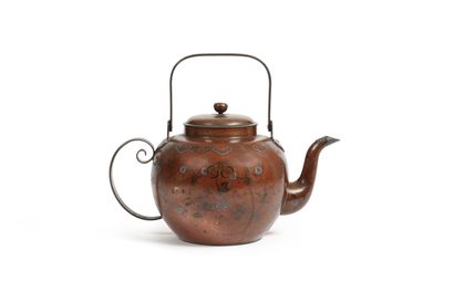 VIETNAM, 19th century
Large bronze teapot...