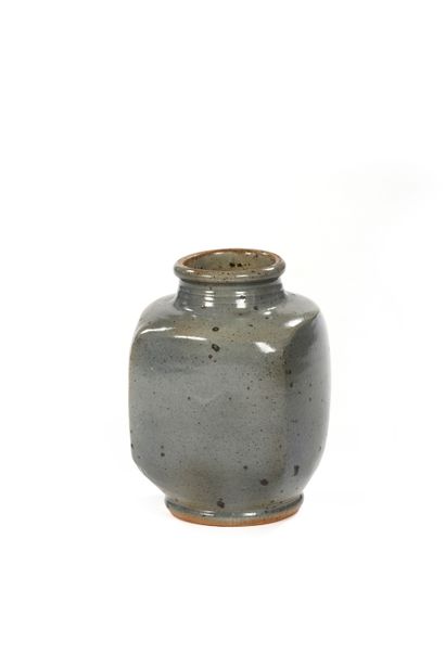 Pierre DIGAN (1941)
Cubic vase
Grey glazed...