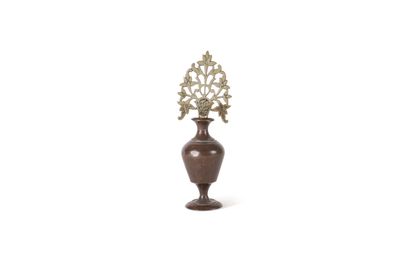 Set comprising a small bottle and an openwork...