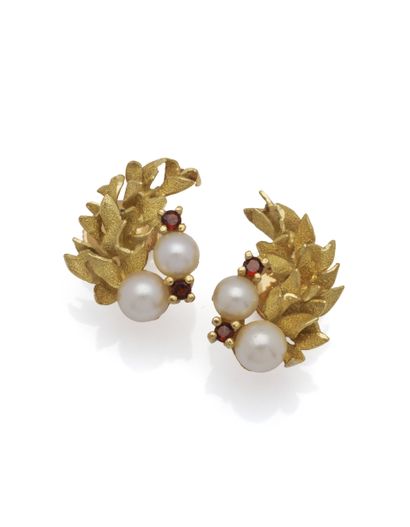 Paire de puces d'oreilles en or jaune 18K...