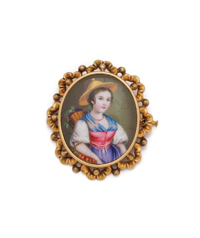 Broche ovale ornée d'une plaque émaillée...
