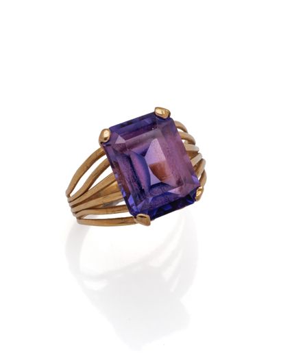 Bague en or jaune 18K (750/1000) ornée d'une...