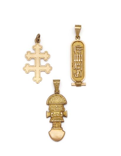 Ensemble de trois pendentifs en or jaune...
