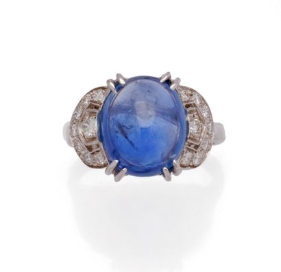 Bague en or gris 18K (750/1000) ornée d'un...