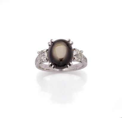 Bague en or gris 18K (750/1000) centrée d'un...