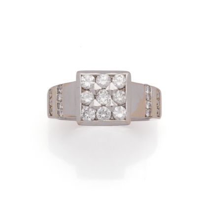 Bague en or gris 18K (750/1000) surmontée...