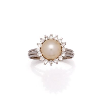 Bague en or gris 18K (750/1000) centrée d'une...
