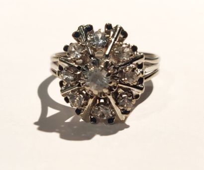 Bague ovale en or gris 18K (750/1000) ornée...