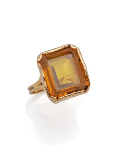 Bague en or jaune 18K (750/1000) ornée d'une...