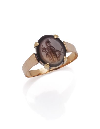 18K (750/1000) rose gold ring set with an...