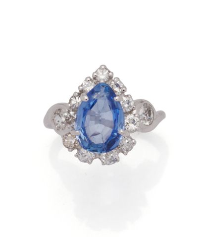 Bague en or gris 18K (750/1000) centrée d'un...