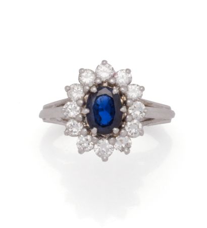 Bague marguerite en or gris 18K (750/1000)...