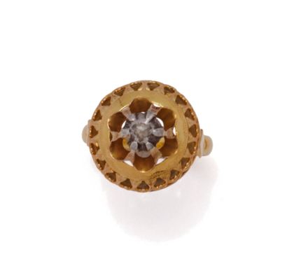 Round ring in 18K (750/1000) yellow gold...