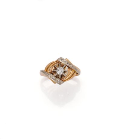 Bague en or deux tons 18K (750/1000) centrée...