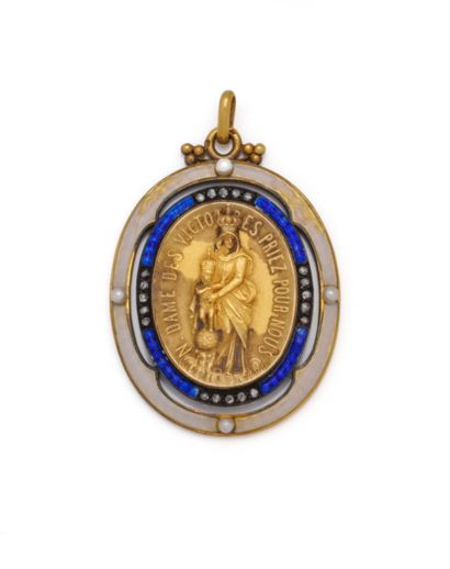 Important pendentif ovale en or jaune 18K...