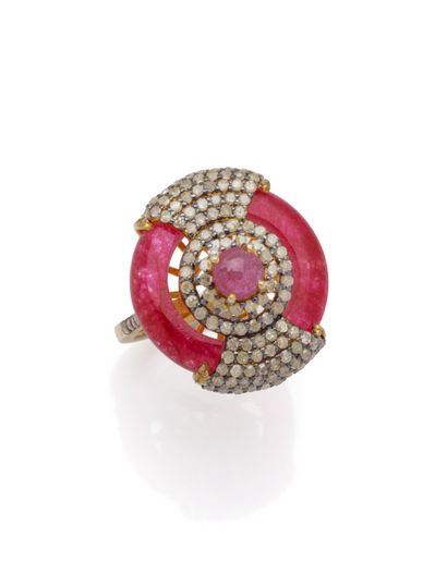 Bague ronde en vermeil ornée d'un anneau...