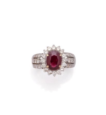 Bague en or gris 18K (750/1000) centrée d'un...