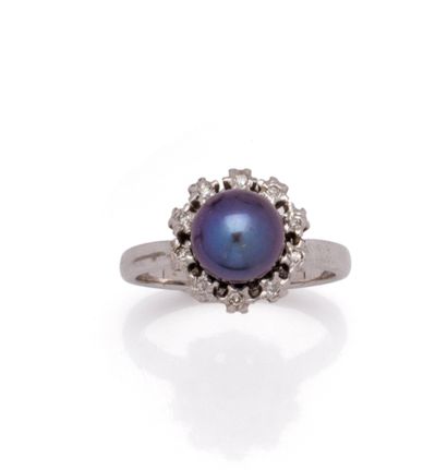 Bague ronde en or gris 18K (750/1000) centrée...