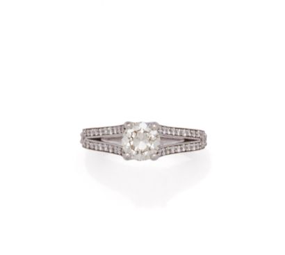 Bague en or gris 18K (750/1000) ornée d'un...