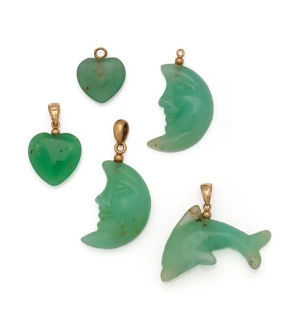 Ensemble de cinq pendentifs en jade représentant...