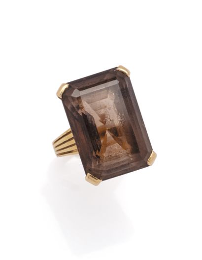Bague en or jaune 18K (750/1000) ornée d'un...