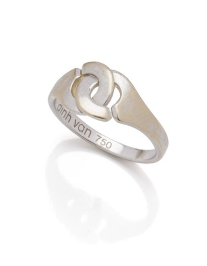DINH VAN
Bague Menottes en or gris 18K (750/1000)...