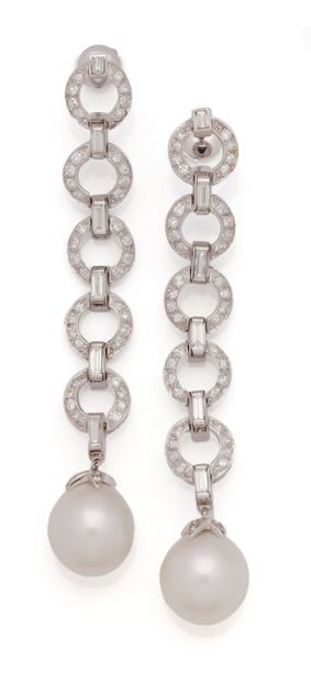 Paire de grands pendants d'oreilles en or...