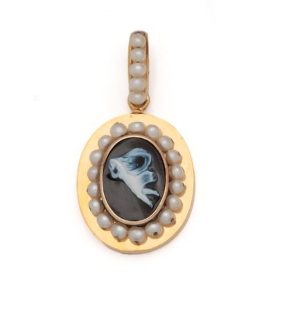 Oval pendant in 18K (750/1000) yellow gold...