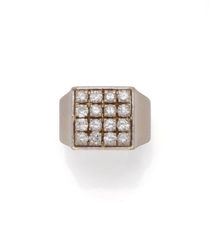 Chevalière en or gris 18K (750/1000) ornée...