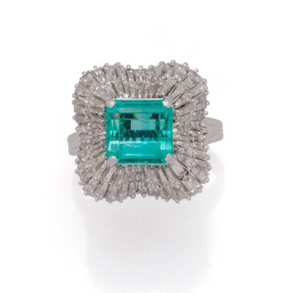 Bague jupe en or gris 18K (750/1000) centrée...