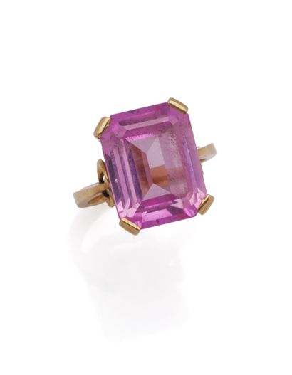 Bague en or jaune 18K (750/1000) ornée d'une...