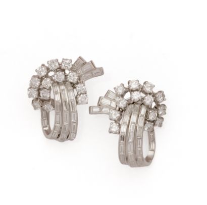 Pair of 18K (750/1000) white gold earrings...