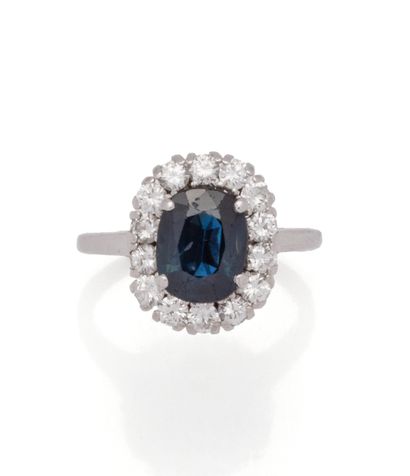 Bague pompadour en platine (850/1000) centrée...