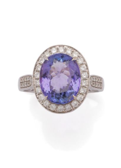 Bague en or gris 18K (750/1000) centrée d'une...