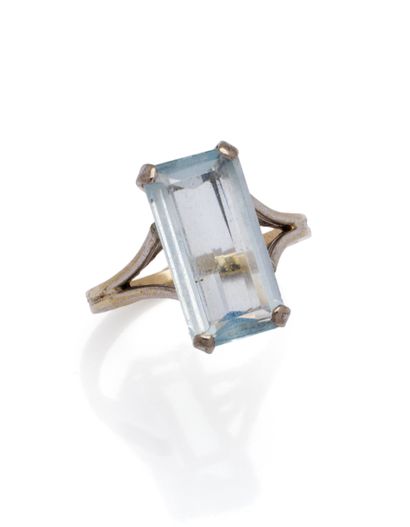 Bague en or gris 18K (750/1000) ornée d'une...