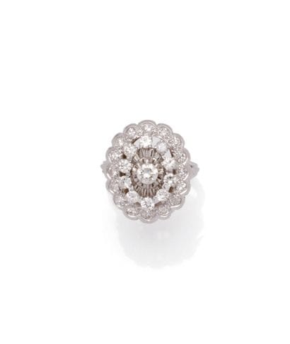 Oval ring in 18K (750/1000) white gold, centered...