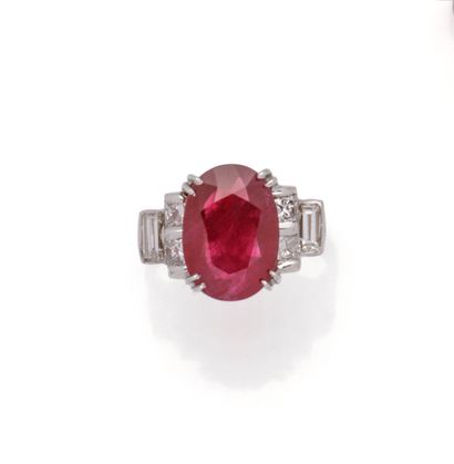 Bague en or gris 18K (750/1000) centrée d'un...