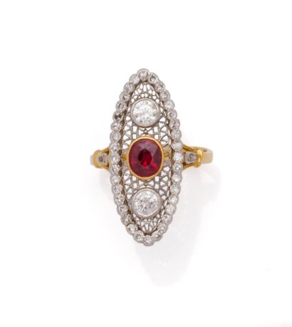 Marquise ring in 18K (750/1000) yellow gold...