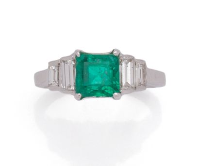 Bague en or gris 18K (750/1000) ornée d'une...