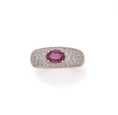 Bague jonc en or jaune 18K (750/1000) pavée...