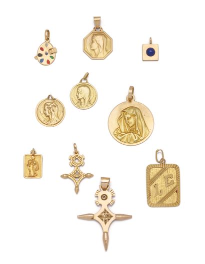 Important ensemble de pendentifs en or jaune...