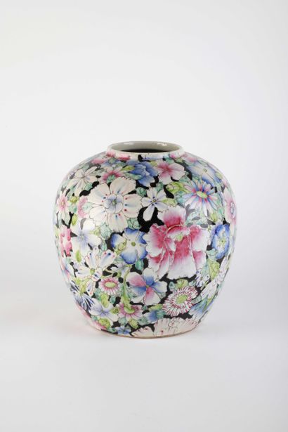 CHINE, XXe siècle
Vase en porcelaine, de...