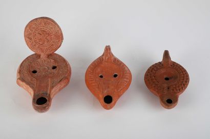 Lot composé de trois lampes à huile, une...