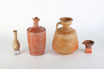Lot composé de quatre vases dont deux cruches
Epoque...