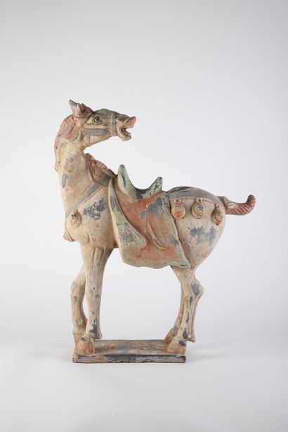 CHINE, XXe siècle
Sujet en terre cuite polychrome...