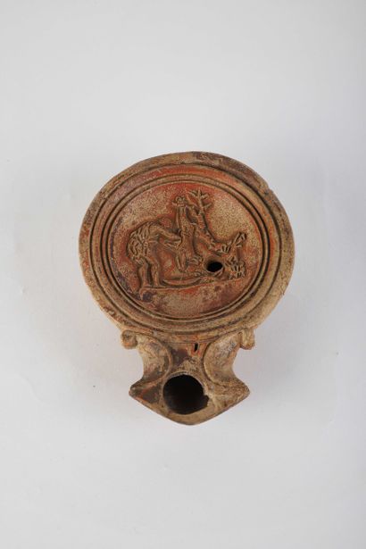 Grande lampe à huile figurant une scène où...