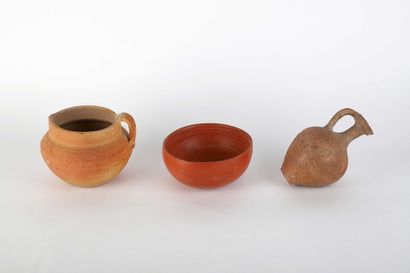 Lot composé de six vases dont deux coupes...