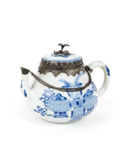 CHINE, XVIIIe siècle
Petite théière en porcelaine,...