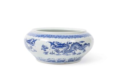 CHINE, Moderne
Bassin en porcelaine bleu...